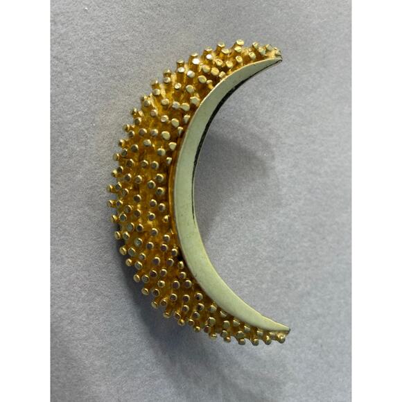 Vintage Crescent Moon Brooch Gold Tone Celestial Hippie Whimsygoth - Picture 2 of 4